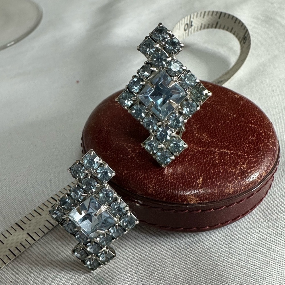 Vintage 50’s prong set blue rhinestones earrings